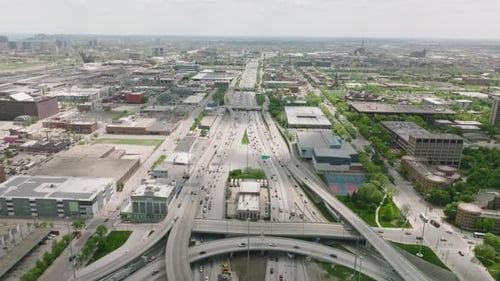 Vol de Drone au-dessus d'une autoroute