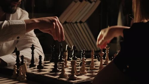 Paar spielt Schach im Wohnzimmer