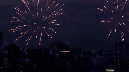 Wunderschönes Feuerwerk am Abendhimmel