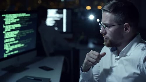 IT-Spezialist arbeitet im Night Office