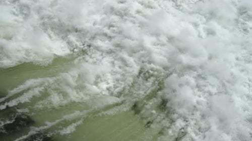 Wasser fließt kaskadierender Wasserkraftdamm in den Fluss