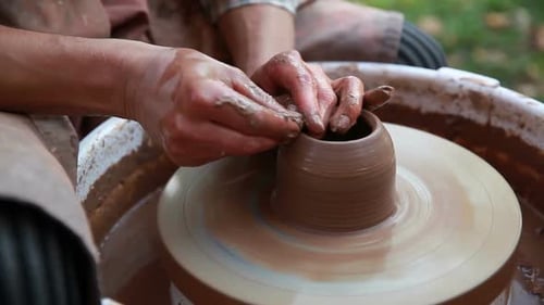 Potter macht einen Topf auf einer Töpferscheibe