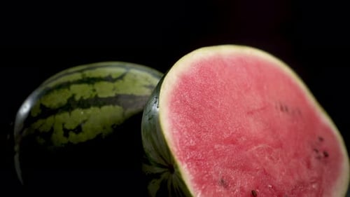 Zwei geschnittene Wassermelonen