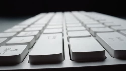 Nahaufnahme der Computertastatur. Makro-Dolly-Shot mit weichem Fokus