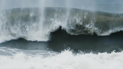 Große Welle mit Schaum und Dreck bricht bei starkem Sturm im Atlantik an der Küste
