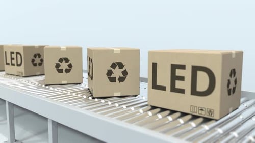Cajas con equipo de iluminación LED en el transportador