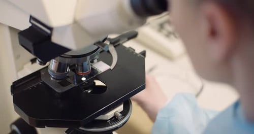 Wissenschaftler untersucht Bakterien im Labor unter dem Mikroskop