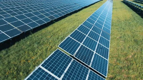 Luftaufnahme von Sonnenkollektoren Farmsolarzelle mit Sonnenlicht