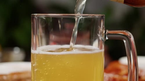 Bier in Gläser gießen Nahaufnahme