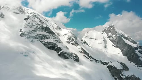 Ruhige Landschaft mit wunderschönen verschneiten Bergen in den Dolomiten, Italien