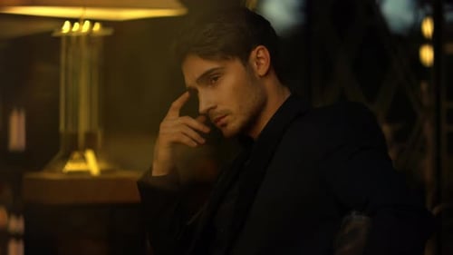 Kluger Kerl in Gedanken im dunklen Hintergrund. Reicher Mann sitzt im Sessel