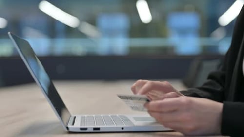 Nahaufnahme weiblicher Hände, die Online-Zahlung auf dem Laptop tätigen