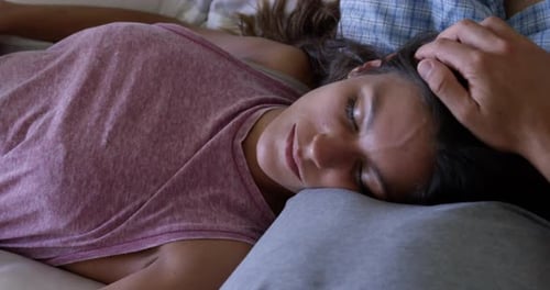 Nettes Paar schläft zusammen im Schlafzimmer zu Hause