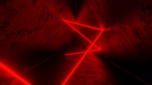 Rayon laser rouge se déplaçant et rebondissant dans un tunnel sombre triangulaire