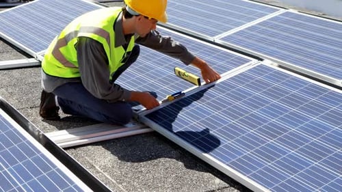 Travailleur de sexe masculin travaillant à la centrale solaire 4k