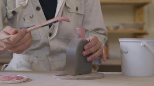 Jeune potière travaillant dans son atelier