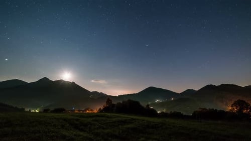 Sternenhimmel mit Sternen und Mond nach Sonnenuntergang