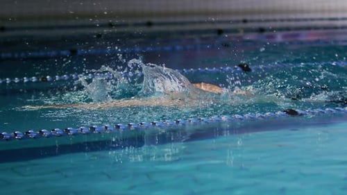 Treinamento de nadador em uma piscina