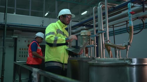 Chief engineer of a mechanical plant Inspecting and explaining the maintenance of the machine