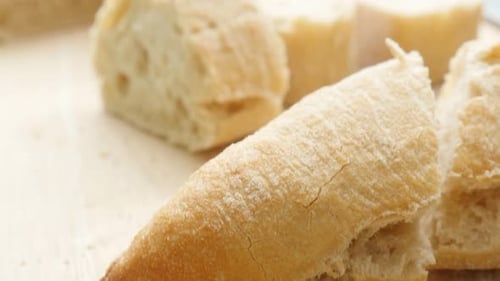 Traditionelle französische Brotbougette auf dem Tisch Nahaufnahme 4K 2160p UltraHD Slow Tilt Filmmaterial - Französisch