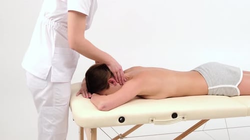 Salon-Nackenmassage zur Entspannung. Aktion. Professionelle erholsame Nackenmassage