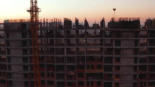 Im Hintergrund Working Crane und City. Luftaufnahme des Gebäudes im Bauprozess