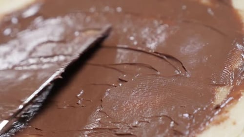 Zeitlupen-Nahaufnahme von Schokoladenbelag bereit, auf einem leckeren süßen Dessert gerollt zu werden 1920X1080 HD ti