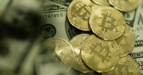 Pièce de crypto-monnaie sous une loupe sur fond de dollars