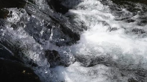 Brodelnder Gebirgsfluss