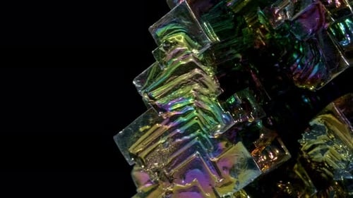 Erstaunliche bunte Regenbogen-Wismut-Edelstein-Makro-Nahaufnahme isoliert auf schwarzem Hintergrund.