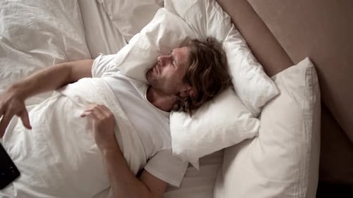 Hombre volviendo a dormir por la mañana