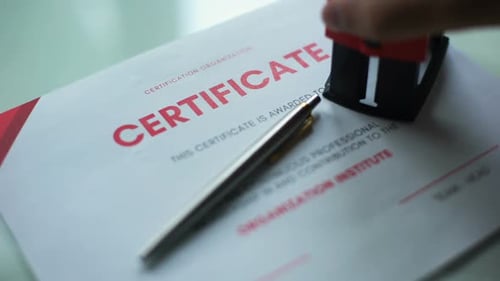 Certificat en attente, sceau estampé à la main sur papier officiel, vérification