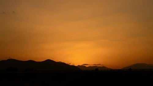 Flugzeug kommt bei Sonnenuntergang am Flughafen an