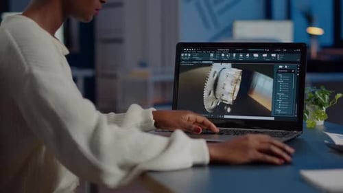 Ingeniero diseñador africano cansado analizando un nuevo prototipo