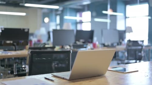 Öffnen Sie Laptop auf einem Tisch mit Tablet im Büro