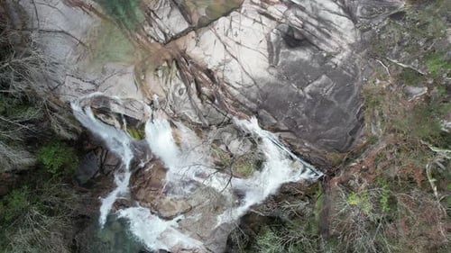 Les rapides de la rivière dans les montagnes, le vol aérien, la nature, le paysage incroyable