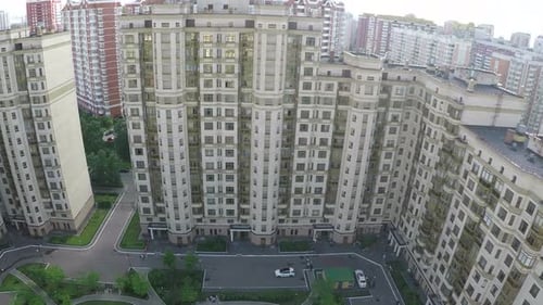 Vista aérea de edificios y complejos para dormir con patio y parque infantil