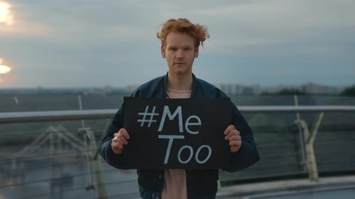 Männlicher Aktivist, der eine Karte mit dem Hashtag Me Too hält