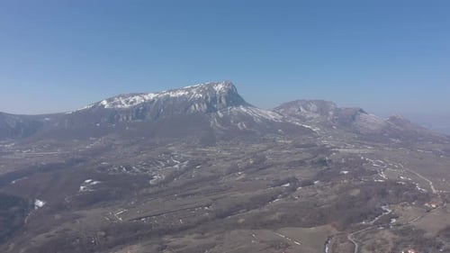 Au sommet de la montagne, Stol sous le ciel bleu, vidéo aérienne 4K