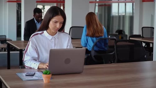Femme d'affaires confiante au travail