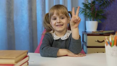 Kind Mädchen macht Hausaufgaben, unterrichtet Mathematik und Zählen mit dem Lehrer zu Hause Videoanruf per Webcam