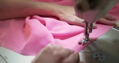 Nahaufnahme einer Kleidung mit Nähmaschine in einer Textilwerkstatt
