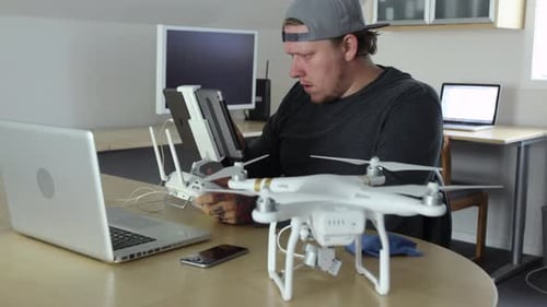 Drone programmant un homme au bureau