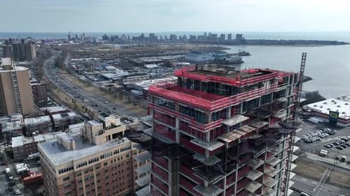 Une vue en hauteur au-dessus de Shore Parkway et d'un nouveau chantier de construction de grande hauteur à Brooklyn, NY. Le Dro
