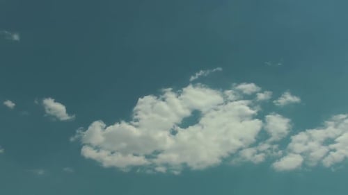 Ciel bleu avec nuageux dans la journée