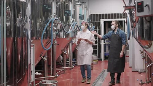 Inspectrice sanitaire féminine vérifiant la brasserie