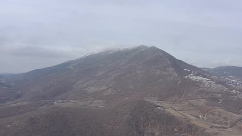 Paysage de rêve avec vidéo du Drone 4K au sommet de la montagne de Veliki Krsh