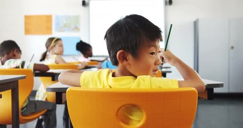 Crianças da escola estudando em sala de aula