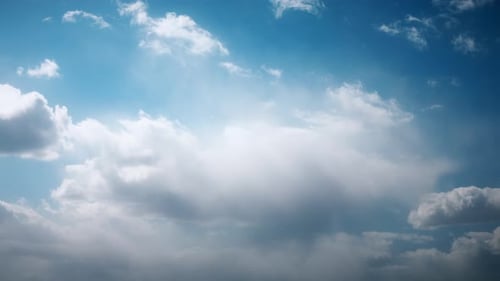 Wunderschöner bewölkter Dramatisch Himmel mit flauschigen Wolken. Natürlicher Hintergrund