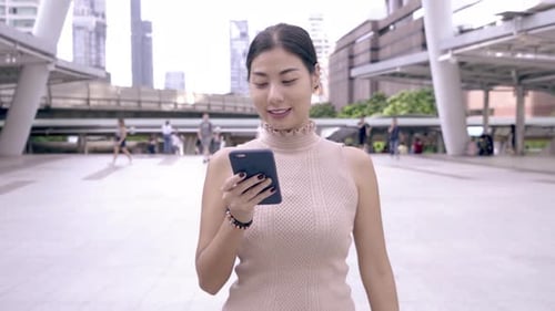 Chica asiática usando la aplicación para teléfonos inteligentes